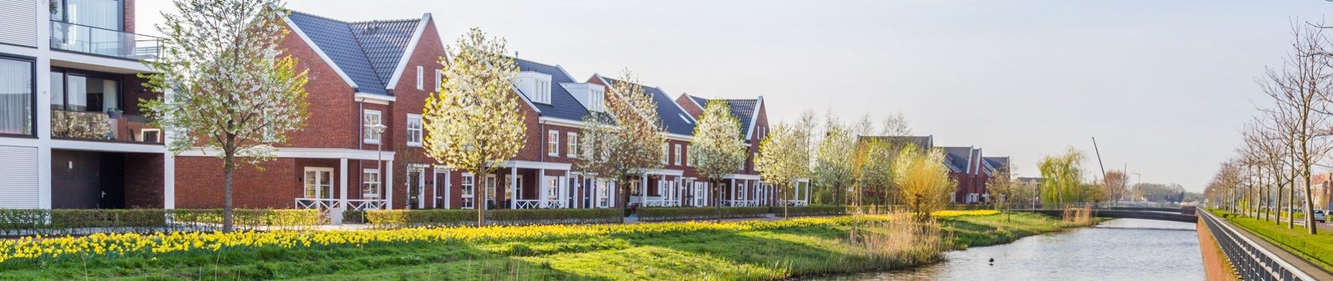 een rij moderne huizen in Nederland